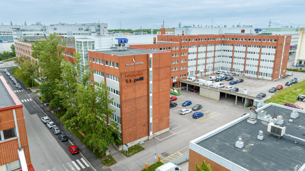 Hiomotie 3 julkisivukuva 2025 ja valomainokset